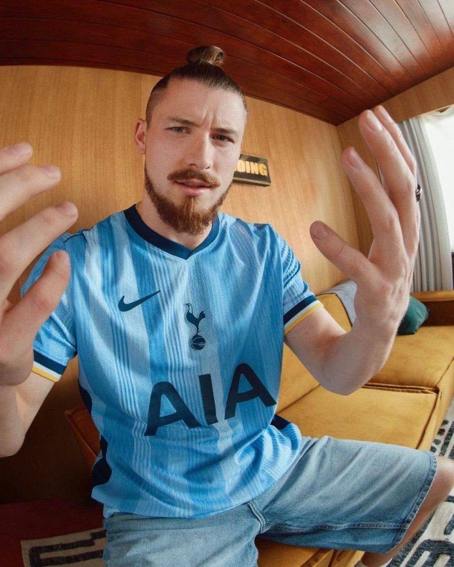 tenue-de-football-tottenham-hotspur-blanc-et-bleu-marine-version-exterieur tenuta da calcio Tottenham Hotspur bianco e blu marino versione Away