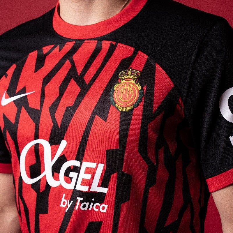 tenue-domicile-rcd-mallorca-rouge-et-noir-maillot-de-football-espagnol divisa Home RCD Mallorca rossa e nera maglia da calcio spagnola
