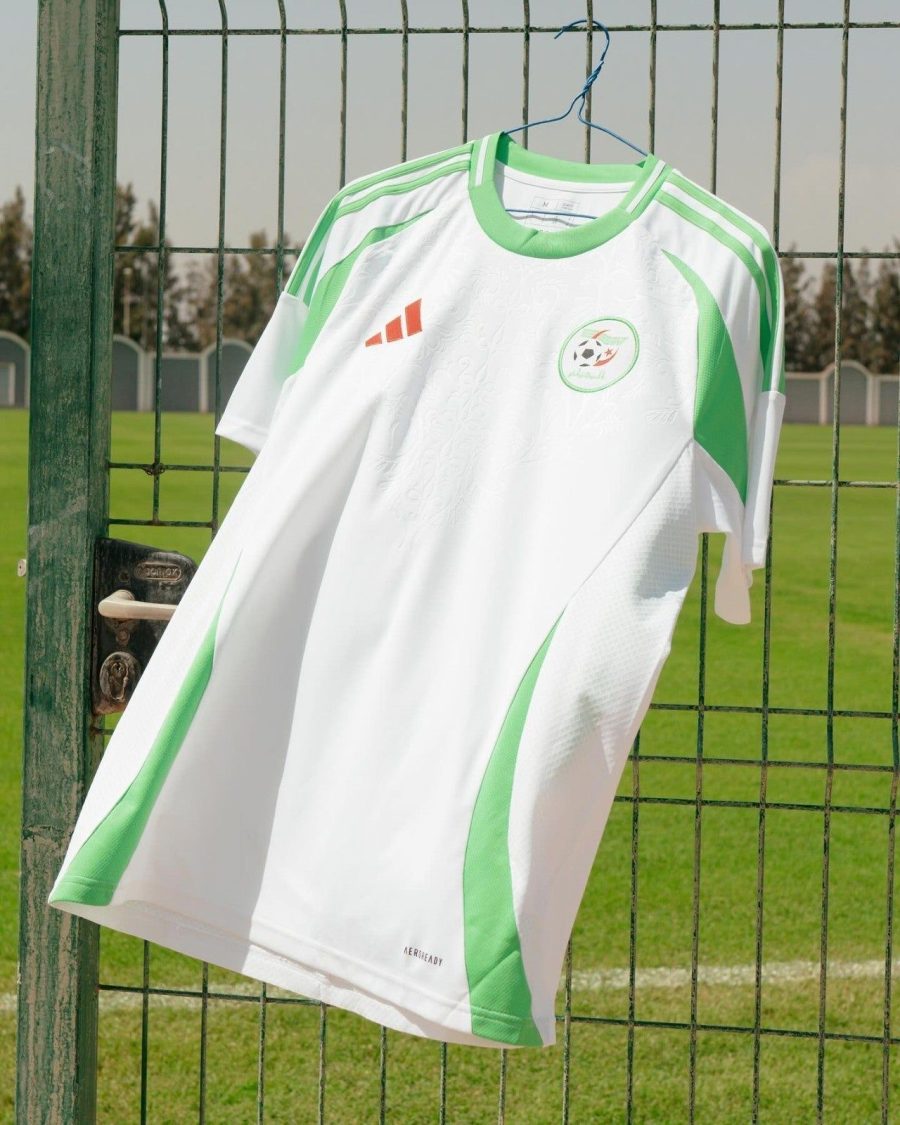 tenue-officielle-algerie-football-couleur-blanc-et-vert-2024-2025 divisa ufficiale Algeria calcio colore bianco e verde 2024 2025