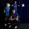 tenue-officielle-inter-milan-a-domicile-jersey-de-football-rayures-nerazzurri Tenuta ufficiale Inter Milan in casa jersey da calcio righe nerazzurre