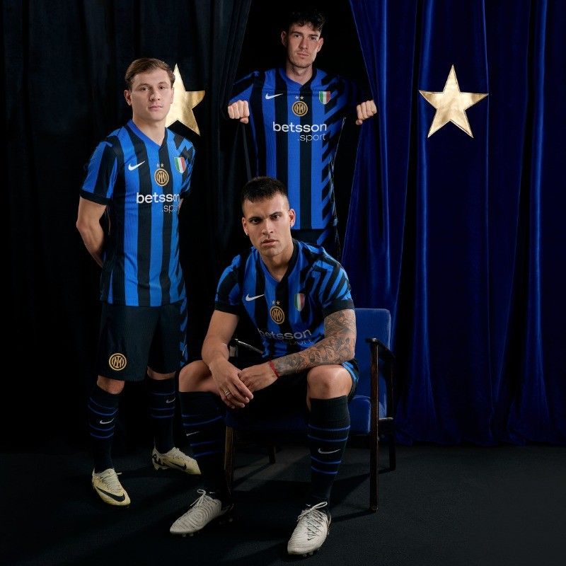 tenue-officielle-inter-milan-a-domicile-jersey-de-football-rayures-nerazzurri Tenuta ufficiale Inter Milan in casa jersey da calcio righe nerazzurre