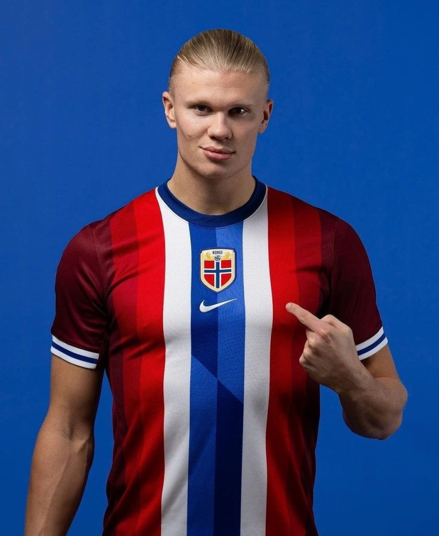 tenue-officielle-norvege-home-2024-jersey-rouge-pour-supporter-des-vikings tenuta ufficiale Norvegia home 2024 jersey rossa per tifosi dei Vichinghi