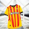tenue-officielle-rc-lens-maillot-jaune-et-rouge-pour-supporter-a-domicile tenuta ufficiale RC Lens maglia gialla e rossa per tifoso in casa