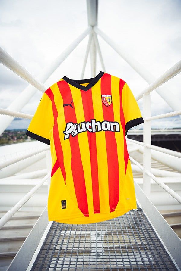 tenue-officielle-rc-lens-maillot-jaune-et-rouge-pour-supporter-a-domicile tenuta ufficiale RC Lens maglia gialla e rossa per tifoso in casa