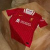 tunique-de-football-liverpool-home-kit-rouge-avec-ecusson-du-club tunica da calcio Liverpool home kit rossa con stemma del club