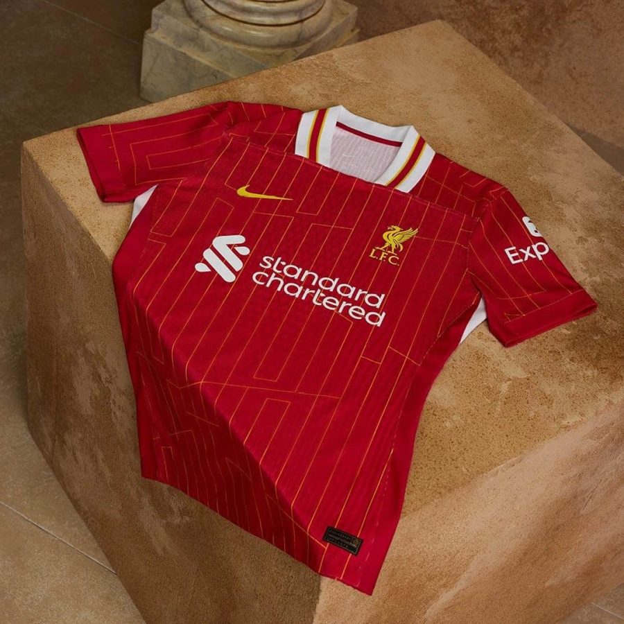 tunique-de-football-liverpool-home-kit-rouge-avec-ecusson-du-club tunica da calcio Liverpool home kit rossa con stemma del club
