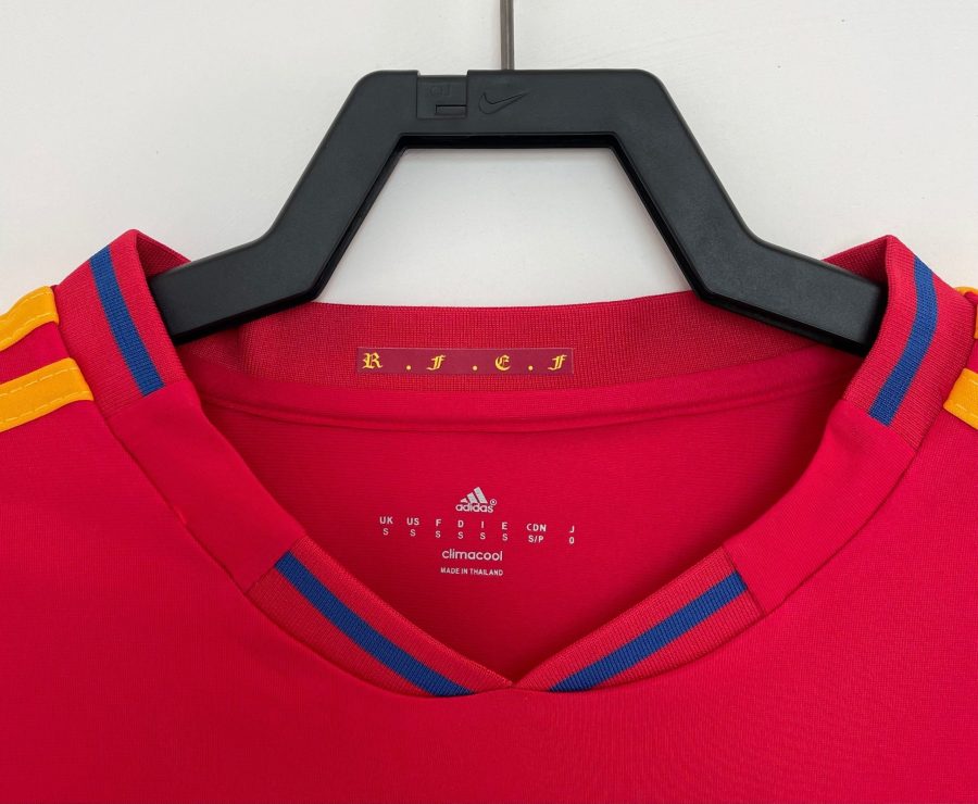 tunique-football-espagne-2010-maillot-rouge-classique-avec-ecusson-national tunica calcio Spagna 2010 maglia rossa classica con stemma nazionale