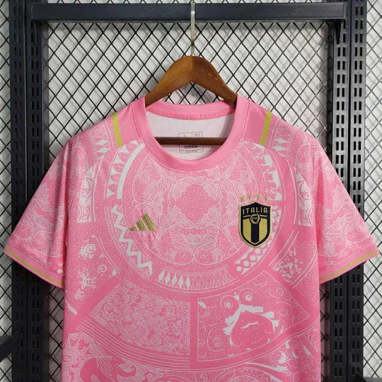 061A4A86-5114-4F86-BED6-C8FF39A42EF4_540x_4fb227ec-86eb-47a0-8c3c-581eef2232cf.jpg Maglia Italia Rosa 2024 Edizione Speciale
