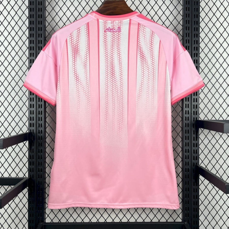 11e3dcb8da1dade4c753481dcb627585.jpg Maglia Algeria 2025/26 Rosa Edizione Speciale