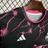 200056d1_540x_08a1f5d7-eff8-416f-ba6e-f06819ef0e41.jpg Maglia Real Madrid Nero Rosa Panther 2024/25