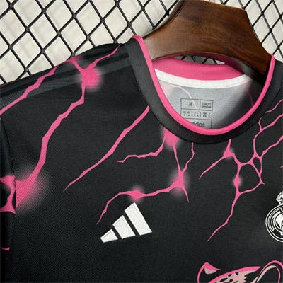200056d1_540x_08a1f5d7-eff8-416f-ba6e-f06819ef0e41.jpg Maglia Real Madrid Nero Rosa Panther 2024/25