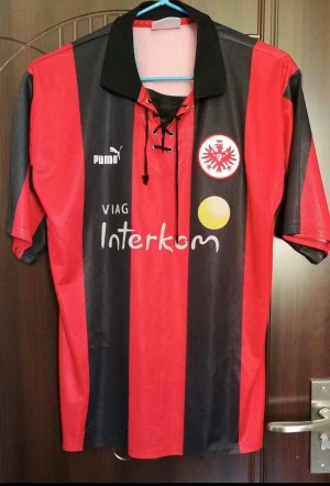 2C93D2F8-F018-4542-B930-C6EC38A560C6.jpg Maglia Eintracht Francoforte Home 1999/2000