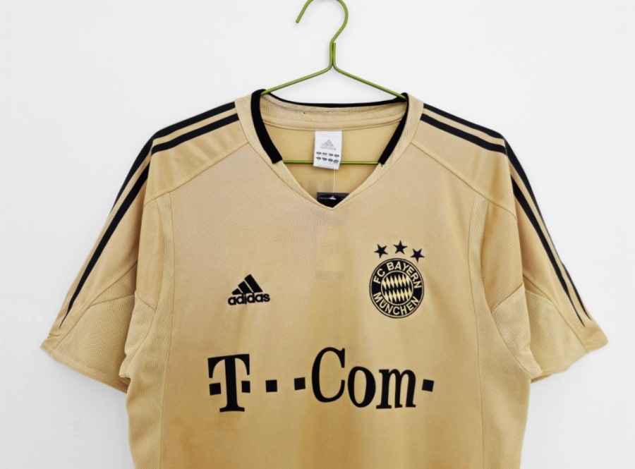 2E4BD8AB-899F-4163-8109-FC7EFAAE5BFF.jpg Maglia FC Bayern Monaco 2004/05 Away