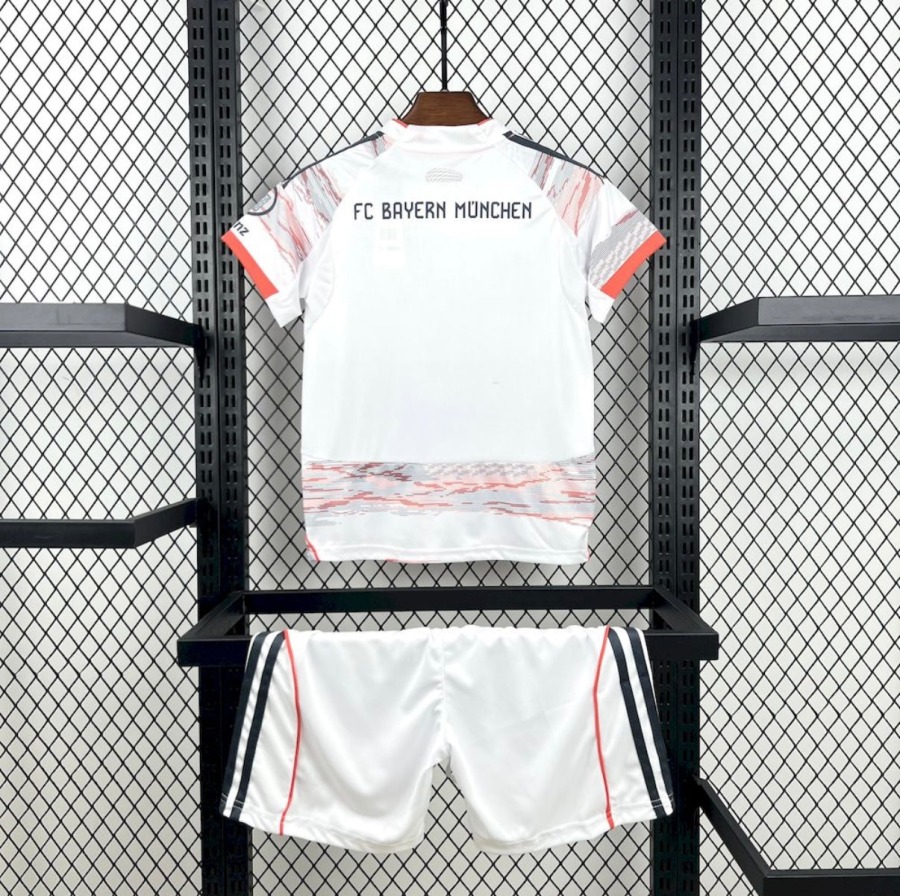 3916A7C5-7BA9-46A8-A7F6-AB24544B1378.jpg Maglia FC Bayern Monaco Away 2025/26 Bambino