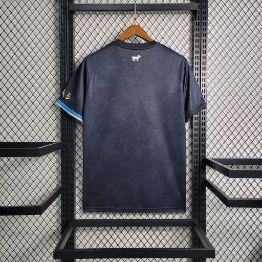 3A604CE6A53E6EC8387D4BCECE05964D.2178_540x_7e119590-9415-4d8e-b322-fb30aeace23b.jpg Maglia Argentina 2023-24 La Pulga Nero Edizione Speciale