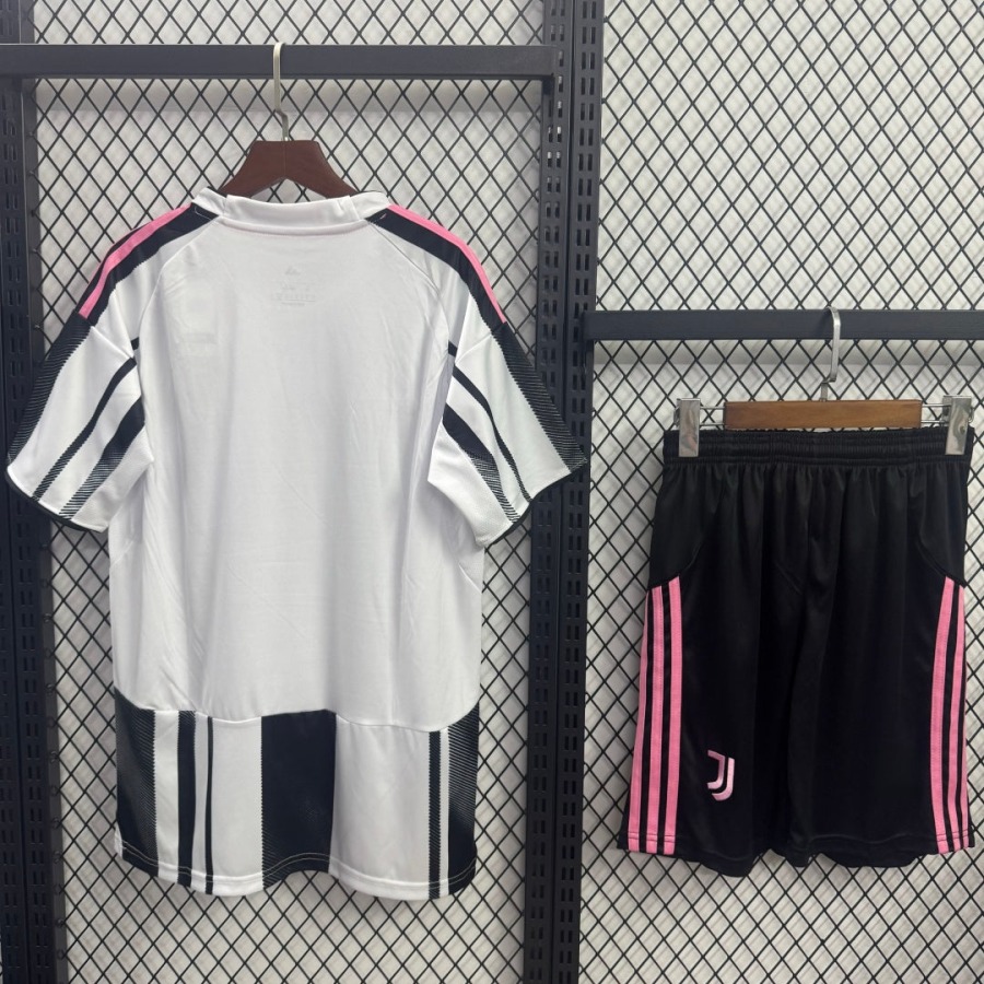 5bf5da4784fbf343cd48a60c40d70701.jpg Maglia Juventus Home 2025/26 Adulto
