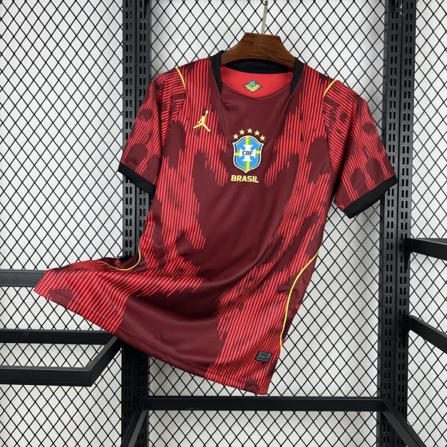 5e01926c47f5f719ec353a2303bb531a.jpg Maglia Brasile 2026 Rossa Edizione Premium