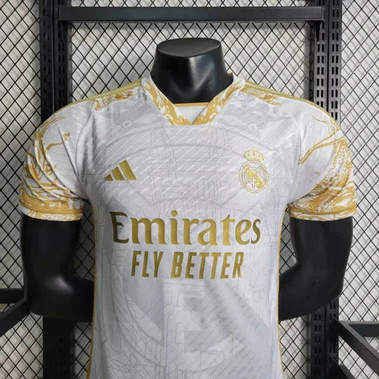 633946B00817522BE8A14BAC2C35CEA9_540x_e4c0c190-6a45-48c6-a916-877ae1968896.jpg Maglia Real Madrid 2023-2024 Edizione Limitata Oro
