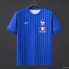63c16b2799e06c46df2a0631d0df7ec7.jpg Maglia Francia 2026 Edizione Speciale Jacquemus Blu