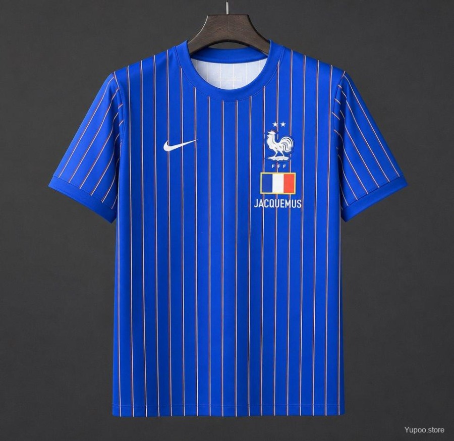 63c16b2799e06c46df2a0631d0df7ec7.jpg Maglia Francia 2026 Edizione Speciale Jacquemus Blu