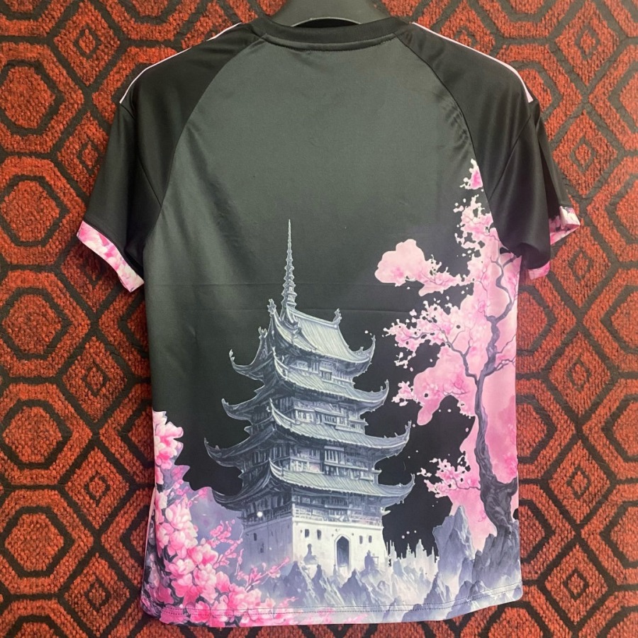 64ee0faf1ecf4993928a2d90bdba27c8_351fb040-3aa6-4cf9-a691-ed114d523c2a.jpg Maglia Giappone 2025/26 Drago Rosa