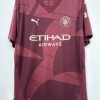 69259215-ab55-4c92-a121-53ca99bdc8ea_1433afcd-d254-4b4e-90ed-c6dcc3edfc8e.jpg Maglia Manchester City 24/25 Rossa