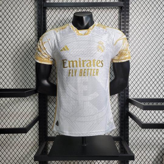 6C0599CAD153A21321A45559BB199506_540x_de0ca004-6ed9-4945-9199-d149088d4608.jpg Maglia Real Madrid 2023-2024 Edizione Limitata Oro