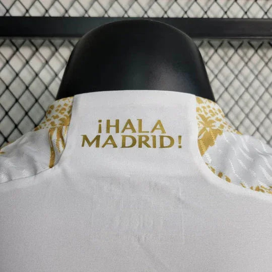 7B4F847CB6A46EAFD7F2774CF8791EE4_540x_02456505-7c97-44f8-90a7-1db14b4d4a93.jpg Maglia Real Madrid 2023-2024 Edizione Limitata Oro