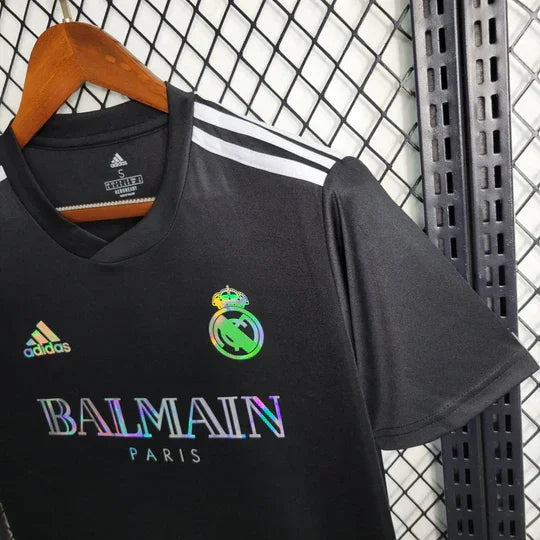 7FBB41CC1B27FB57A1EF7D4B8C7B6D2F_540x_f17aed9f-47b7-4596-a39c-a25c190fce10.jpg Maglia Real Madrid 2023-2024 Nero Balmain