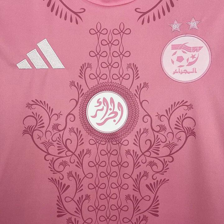 7aa2c96b8c35fa69dc7e8c13cc327dd8.jpg Maglia Algeria 2025-2026 Rosa Premium