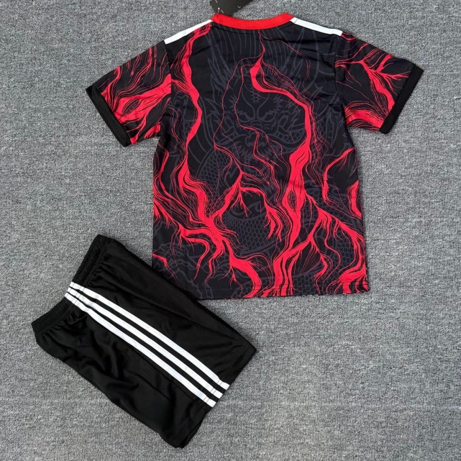 8b9ae566eee49b77d860de214ce2df26.jpg Maglia Real Madrid 25/26 Bambino Rosso Speciale