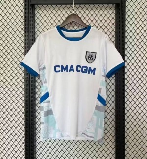 8f70bc91-1916-446e-8e66-1e5ce2846eab_c8103fc2-d5b1-4253-9c65-43405c27182c.jpg Maglia OM 24/25 Bianca - Olympique Marsiglia