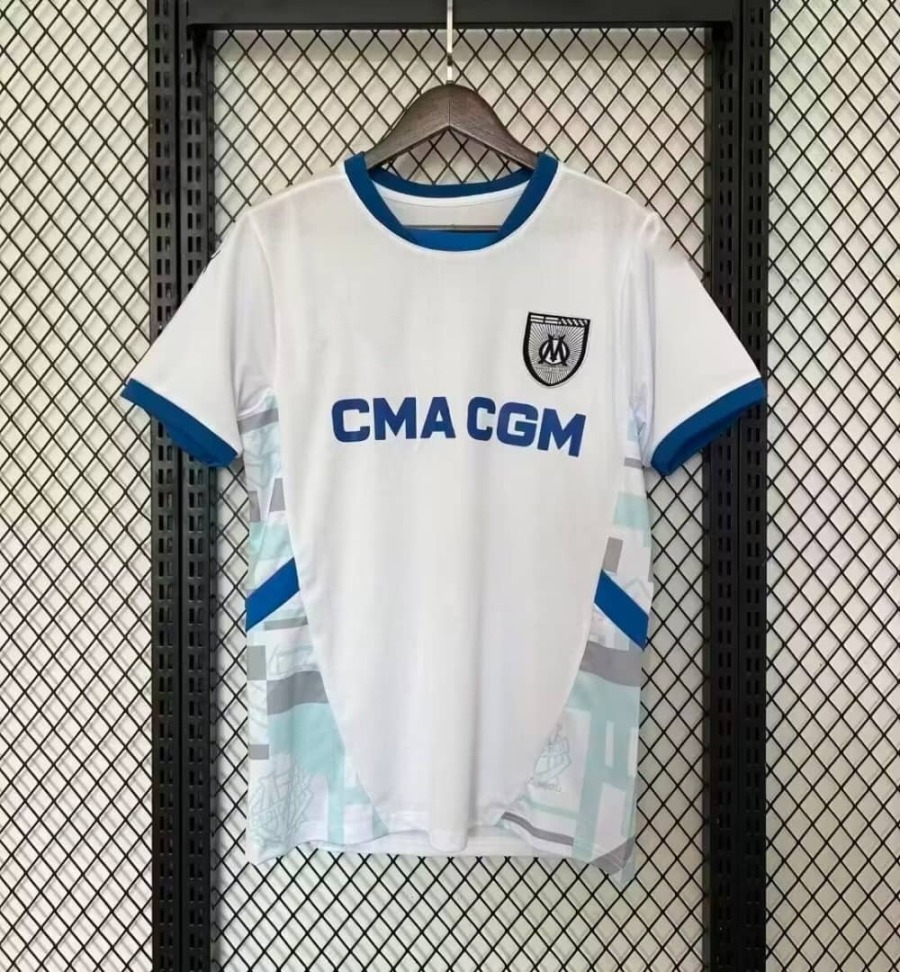 8f70bc91-1916-446e-8e66-1e5ce2846eab_c8103fc2-d5b1-4253-9c65-43405c27182c.jpg Maglia OM 24/25 Bianca - Olympique Marsiglia