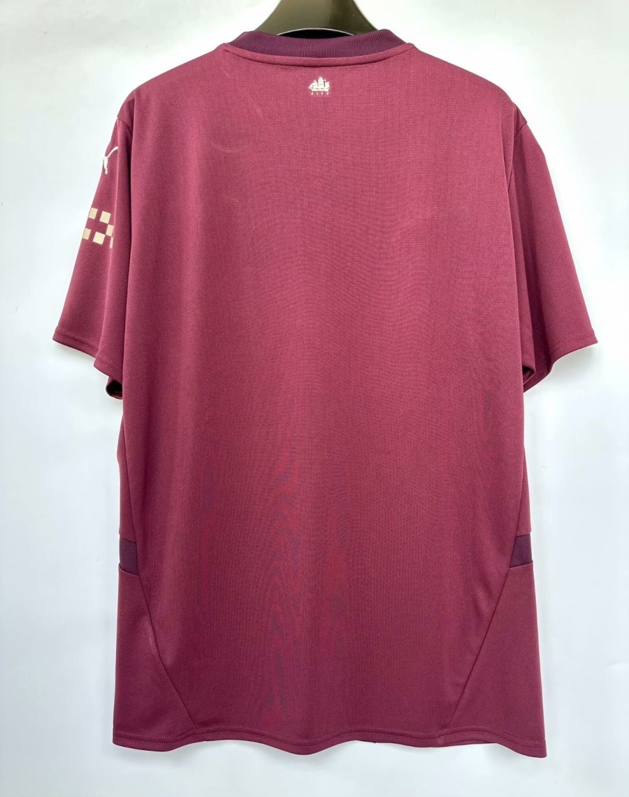 9b6141bd-6f80-4404-82d6-000bdc029620_d0c497e2-1956-4eae-bf46-c952680706ad.jpg Maglia Manchester City 24/25 Rossa