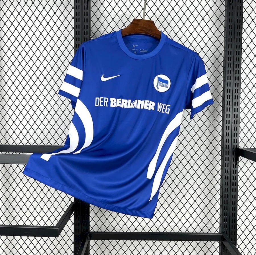 BD51E7B3-3E19-47A7-B897-3A7DB0CADB22.jpg Maglia Hertha Berlin Home 2025/26