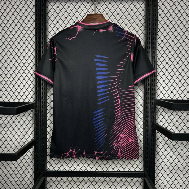 Image_194_610x_crop_center_08968838-9c21-4f64-a007-8dbdafcf22e3.jpg Maglia Real Madrid Nero Rosa Panther 2024/25