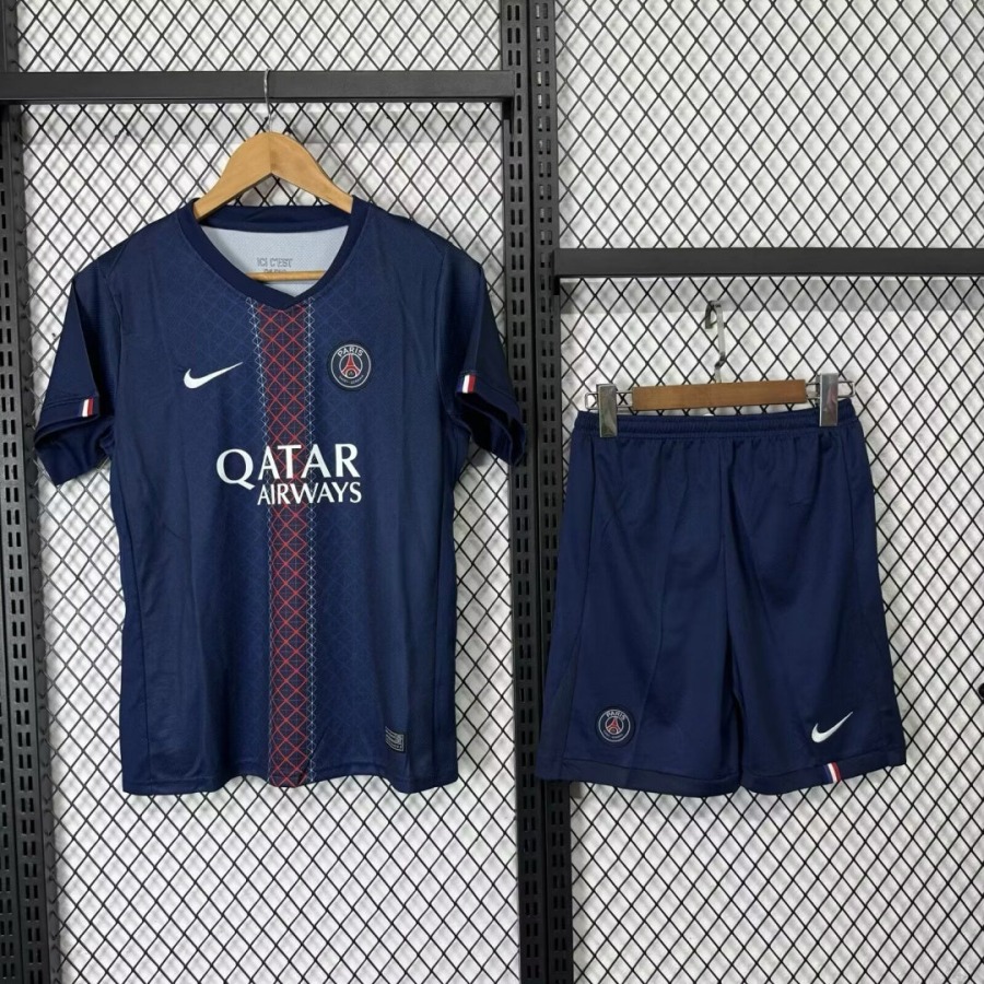 c2903ab57a3edf3f2c2c47dce033dfaa_8ab23bb1-864d-412d-b86e-53eb86b1a6cf.jpg Maglia PSG Home 2025/26 Adulto