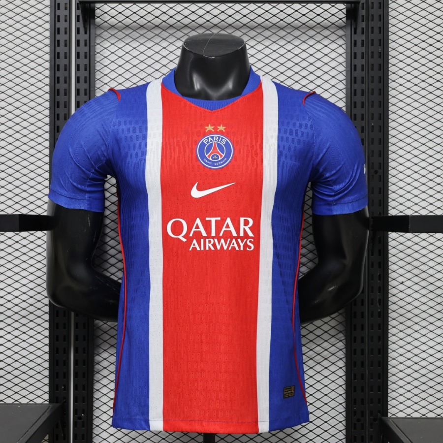 ce8a0a22492b89c0f3e68ac3aa9ebb1d_4799946c-4afe-45b3-b543-583ab2f09acf.jpg Maglia PSG Home 2026/27 Versione Player