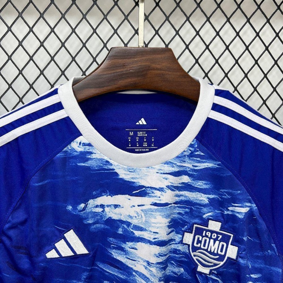 d3c63462.jpg Maglia Como 2025-26 Home