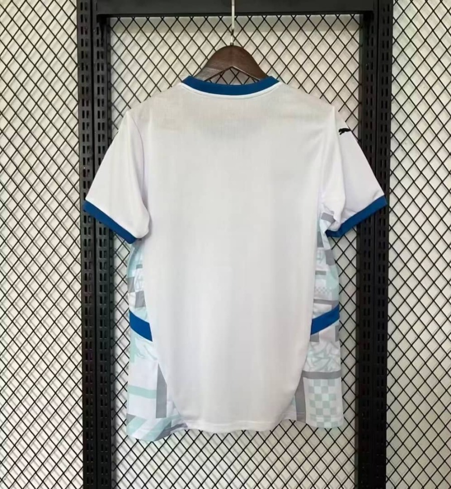 e9320383-f86c-40a6-8767-7228c2bed9e1_0a36efc7-b102-4840-a250-2933b24100c2.jpg Maglia OM 24/25 Bianca - Olympique Marsiglia