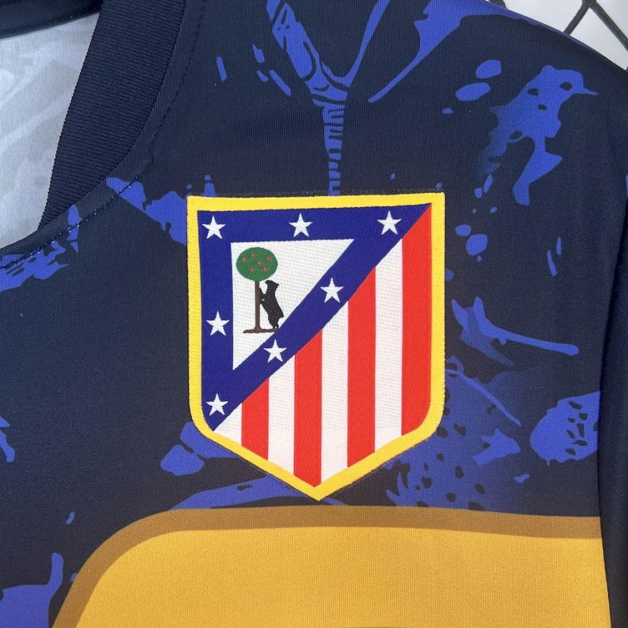 f4d4ba3b_1c171243-f1fb-4ba7-aa42-d9eb212e05e5.jpg Maglia Atlético Madrid Concept 2025-26