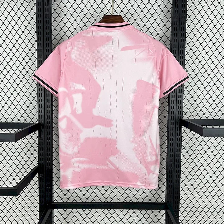 f776942d9a18524e845ab3c484479794_1.jpg Maglia Real Madrid Concept Rosa & Bianco 2025
