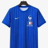maillot-france-2026-edition-speciale-jacquemus-bleu studio v12 Maglia Francia 2026 Edizione Speciale Jacquemus Blu