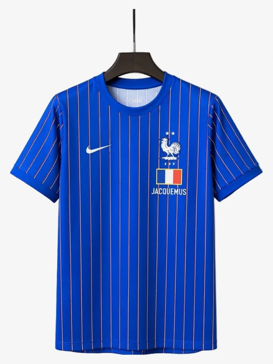 maillot-france-2026-edition-speciale-jacquemus-bleu studio v12 Maglia Francia 2026 Edizione Speciale Jacquemus Blu