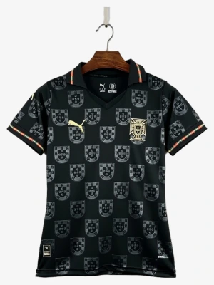maillot-portugal-edition-speciale-eusebio-2025-2026 studio v12 Maglia Portogallo Edizione Speciale Eusébio 2025-2026